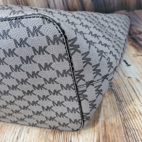 Michael Kors Emry Logo Signature - Picture 7 of 13